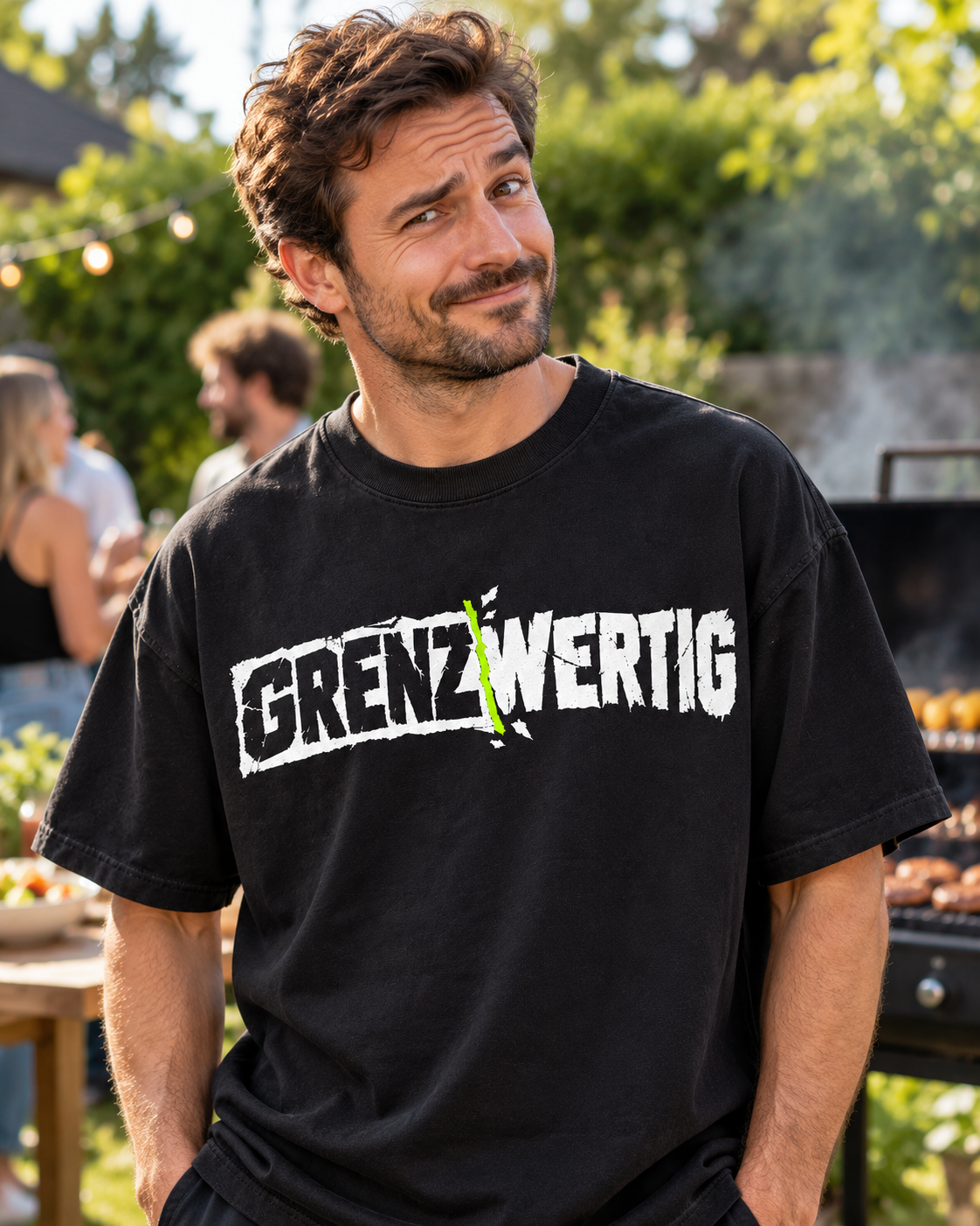 Inszeniertes Tragebild eines Mannes im GRENZWERTIG Logo-Shirt beim Grillabend